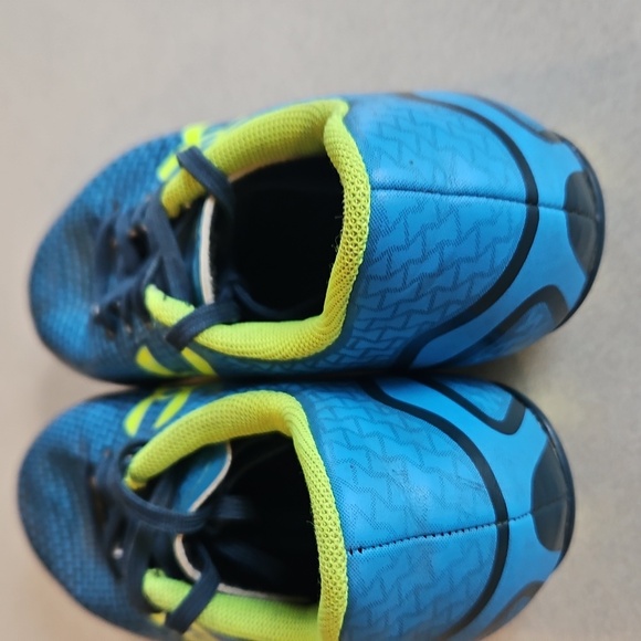 Undet Armour Soccer Cleats - Picture 5 of 11